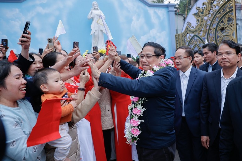 Thủ tướng Phạm Minh Chính thăm, chúc mừng linh mục, chức sắc, chức việc và giáo dân Giáo xứ Lào Cai nhân dịp Giáng sinh - Ảnh: VGP