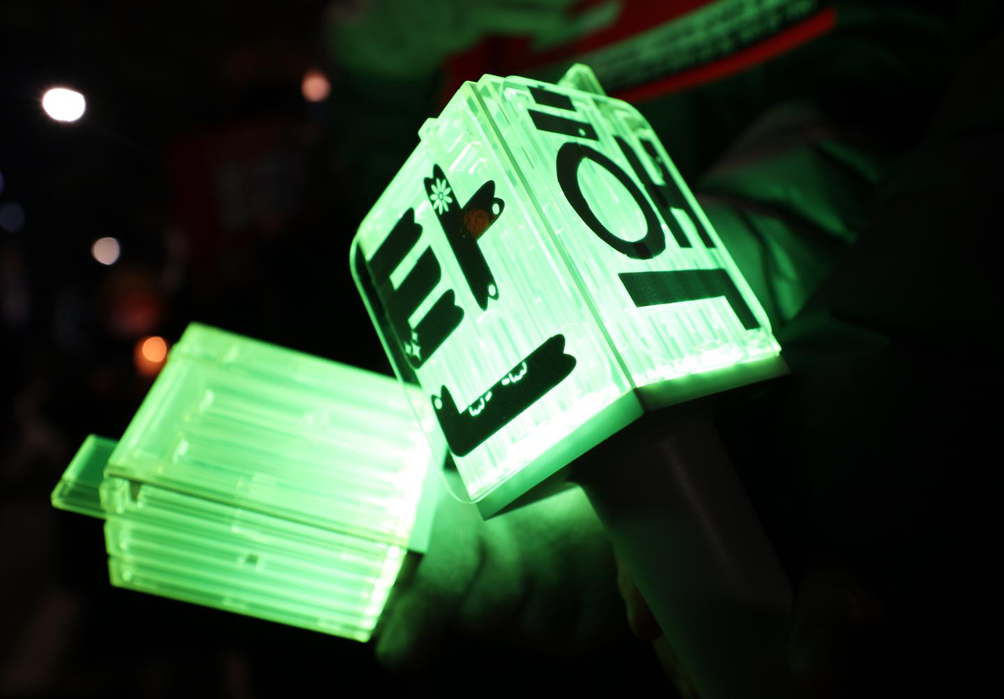 Lightstick K-pop thành hàng 'hot' tại Hàn Quốc, mẫu đồng hồ Tổng thống Yoon rớt giá - Ảnh 1.