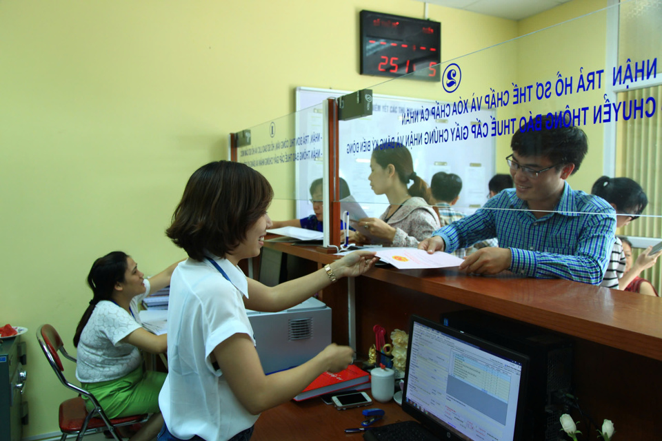 Người dân làm thủ tục hành chính tại Văn phòng đăng ký đất đai Hà Nội. Ảnh: Công Hùng