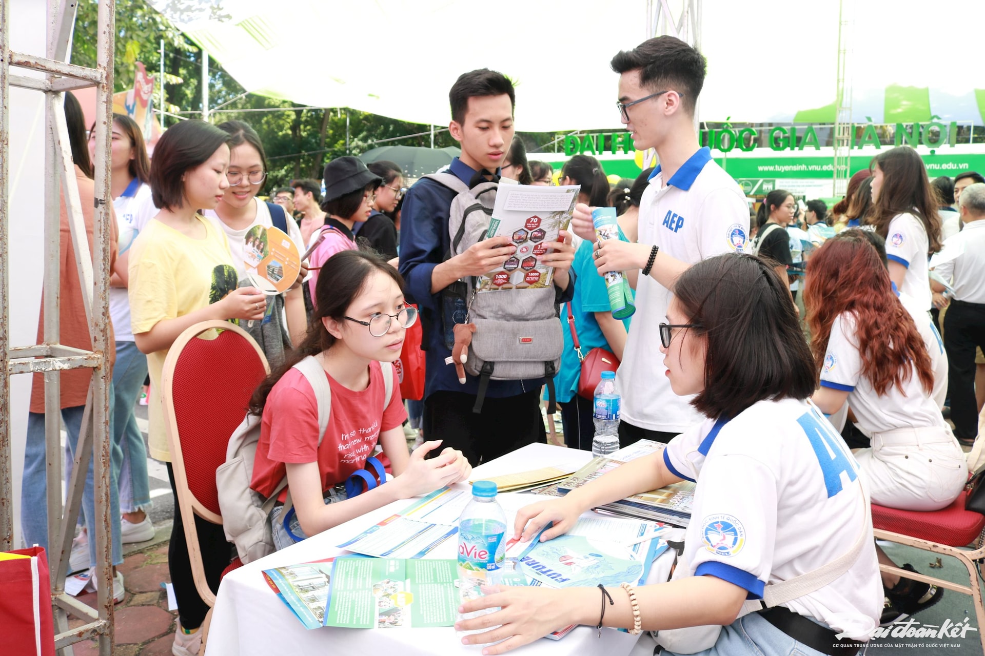 Thí sinh tìm hiểu thông tin tuyển sinh của trường đại học.