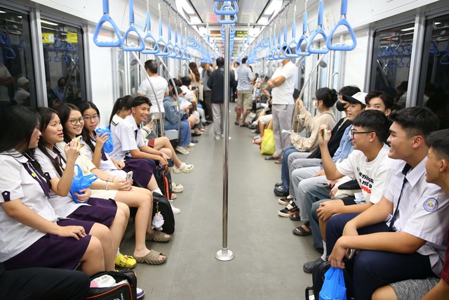 Metro số 1 vận hành ngày đầu: Lượng khách gấp 5 lần dự kiến- Ảnh 1.