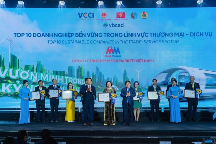 Bà Trần Kim Nga (giữa), Giám đốc Đối ngoại của MM Mega Market Việt Nam, đón nhận chứng nhận.