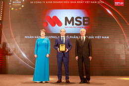 លោក Nguyen Phi Hung អគ្គនាយករង MSB តំណាងឱ្យអ្នកទទួលពានរង្វាន់