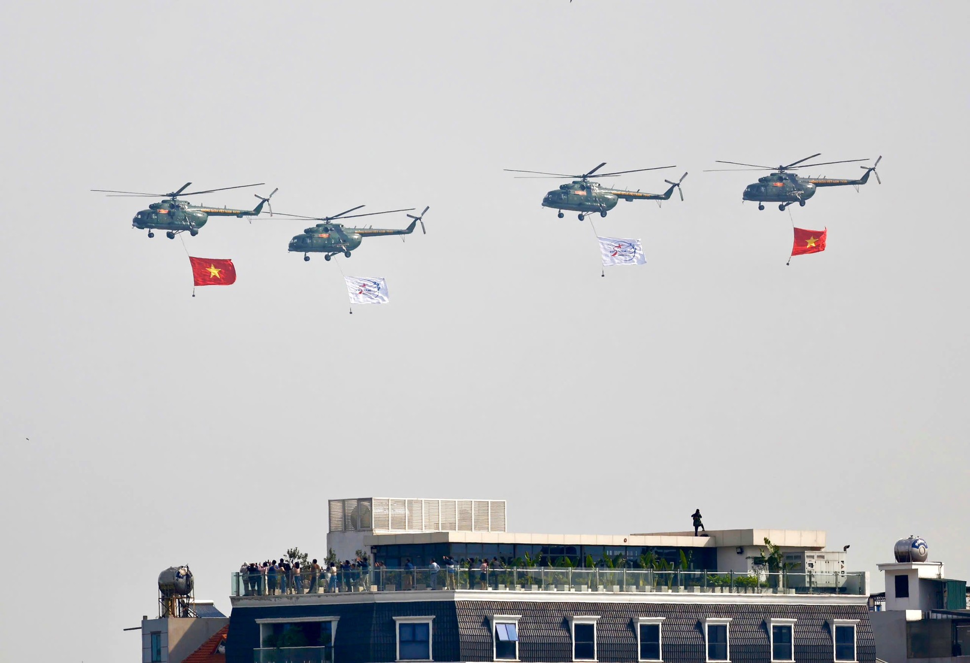 Feast your eyes on the 'aerial dance' of Vietnamese fighter jets ...