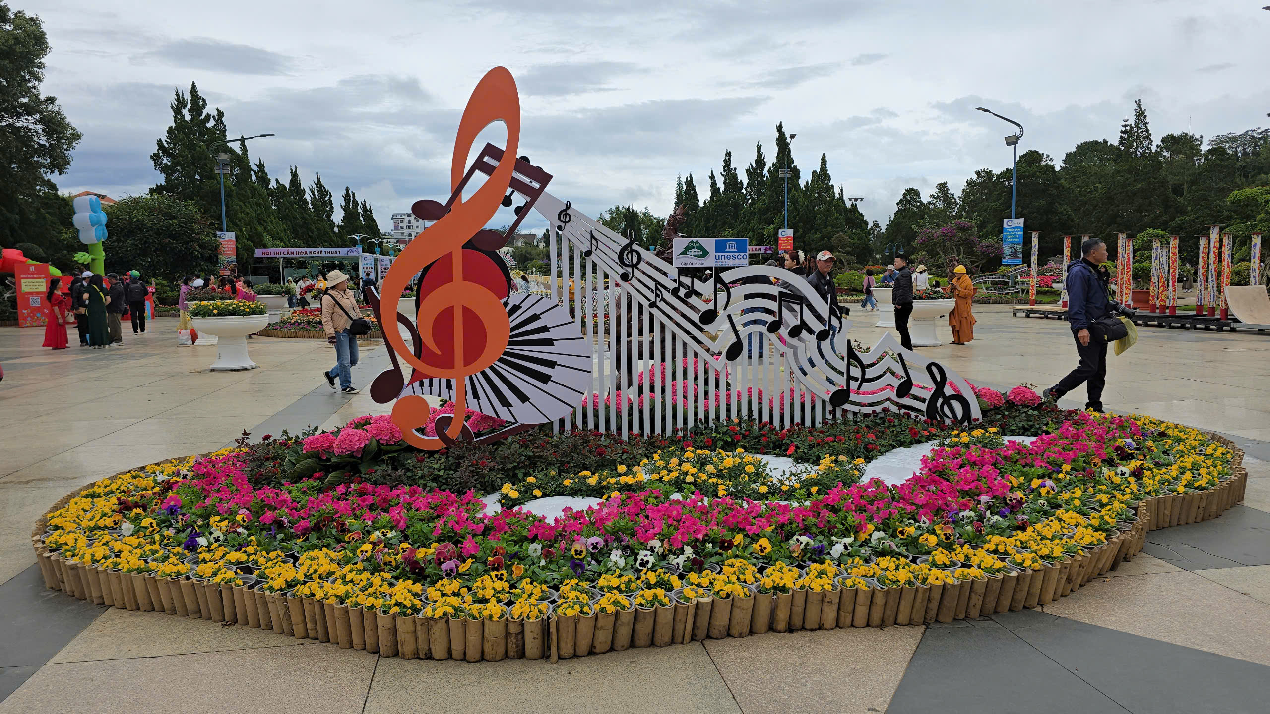 Festival Hoa Đà Lạt 2024: Mãn nhãn với hàng ngàn tác phẩm hoa, cây kiểng...- Ảnh 1.