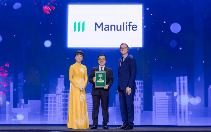 Ông Tôn Thất Anh Vũ, Phó tổng Giám đốc Khối Nhân sự Manulife Việt Nam nhận giải thưởng “Nơi làm việc tốt nhất Việt Nam 2024” từ đại diện Anphabe. (Ảnh: Hải Như)