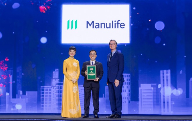 Ông Tôn Thất Anh Vũ, Phó tổng Giám đốc Khối Nhân sự Manulife Việt Nam nhận giải thưởng “Nơi làm việc tốt nhất Việt Nam 2024” từ đại diện Anphabe. Ảnh: Hải Như.