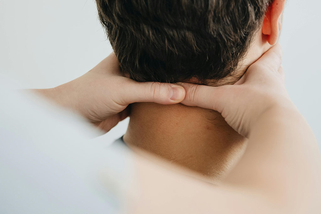 Massage cổ vai gáy không đúng cách gây ra những nguy cơ gì?- Ảnh 1.