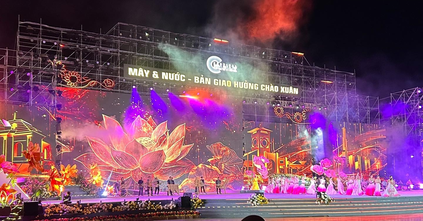 may nuoc ban giao huong chao xuan thap sang festival hoa da lat 2024 hinh 1