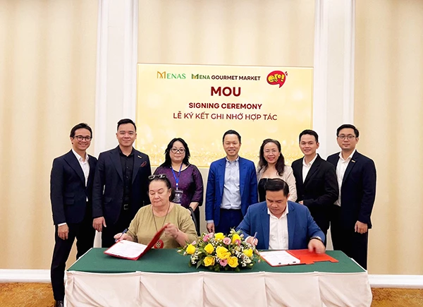 Ông Nguyễn Ngọc Quý đại diện Mena Gourmet Market và bà Regina đại diện SVD-Group LLC, Giám đốc Trung tâm Kinh doanh - Phó Chủ tịch Hội Hữu nghị Nga - Việt ký kết ghi nhớ hợp tác chiến lược