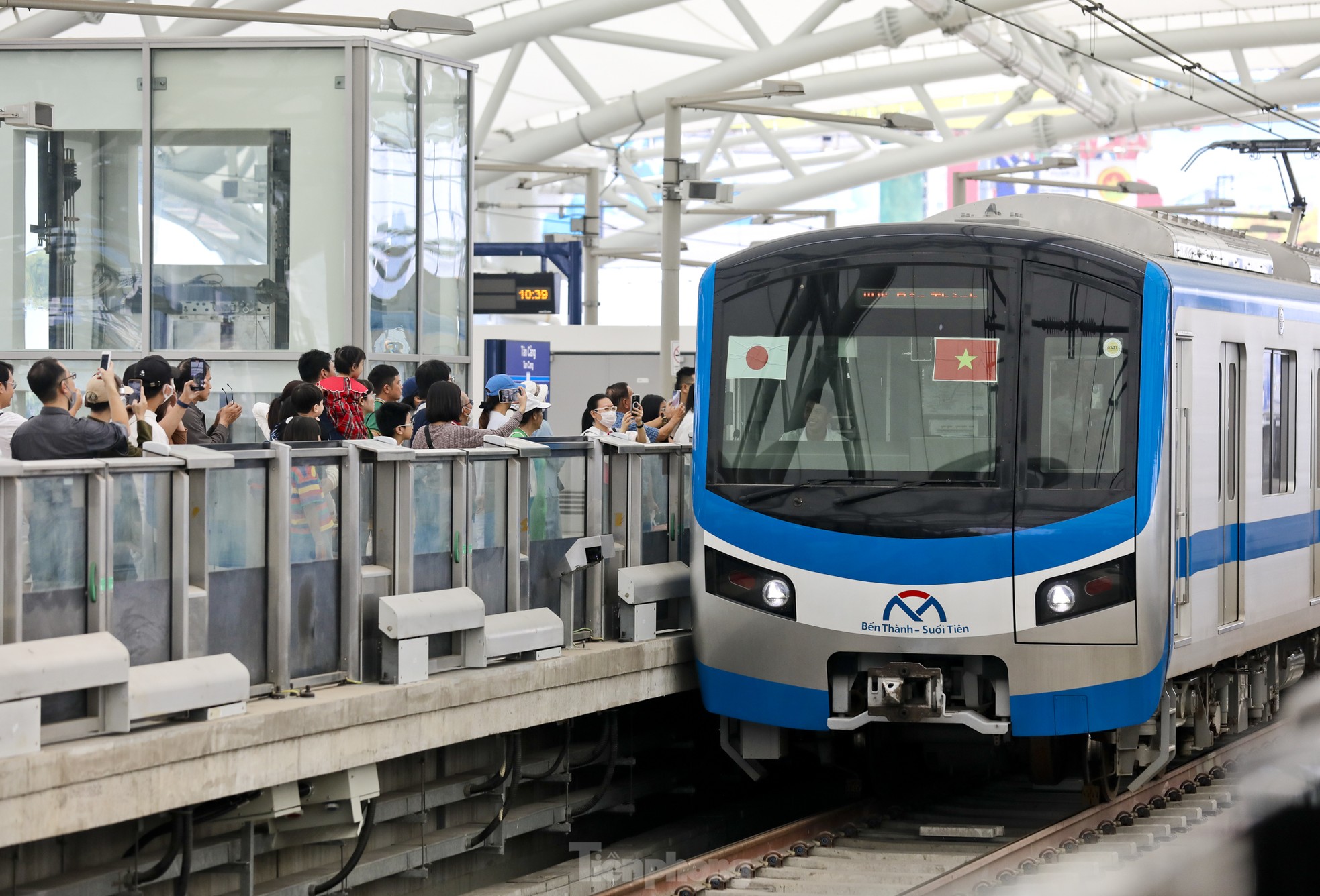 Metro số 1 quá tải ngày đầu, nhiều người không lên được tàu phải bỏ về ảnh 1