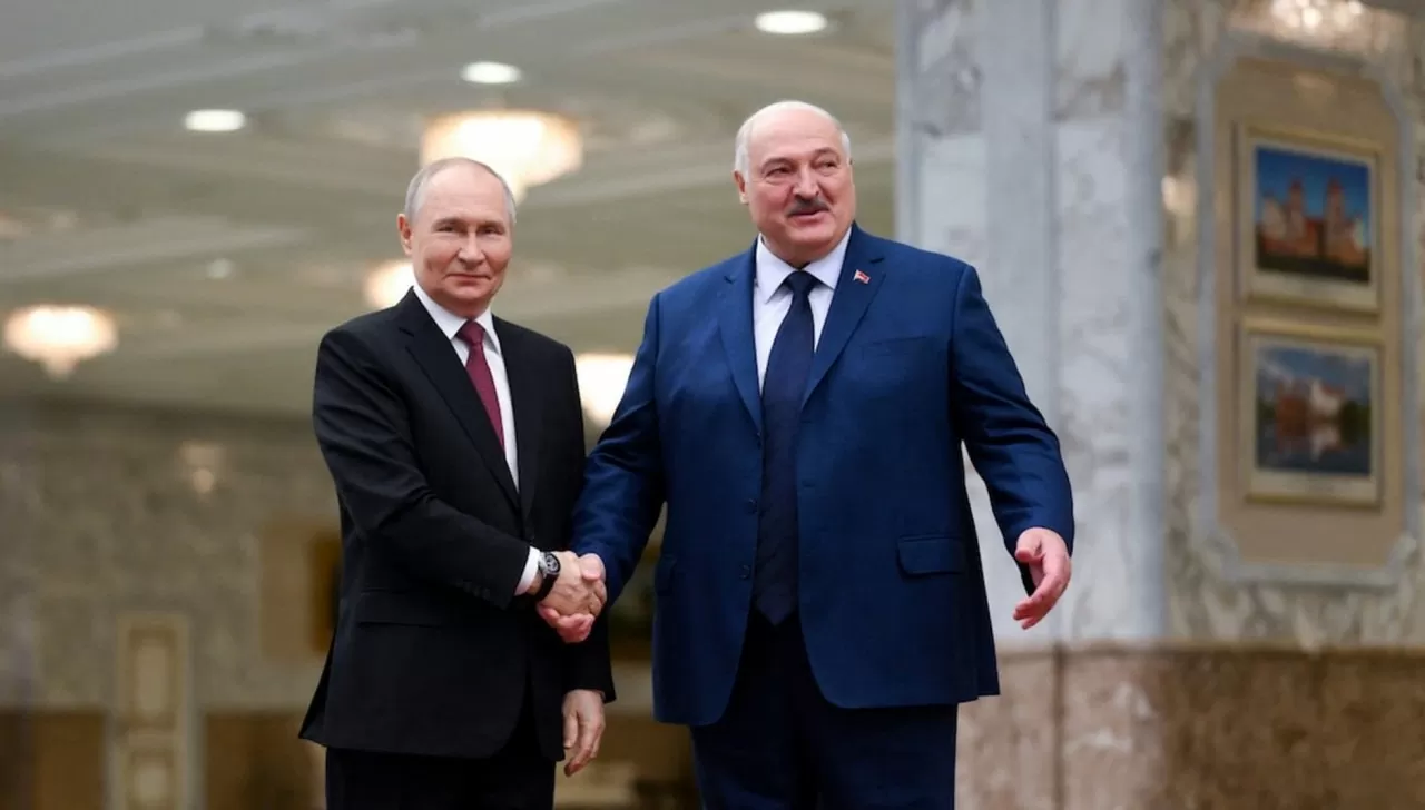 Tổng thống Nga Vladimir Putin và người đồng cấp Belarus Alexander Lukashenko tại thủ đô Minsk ngày 6/12/2024. (Nguồn: Reuters)