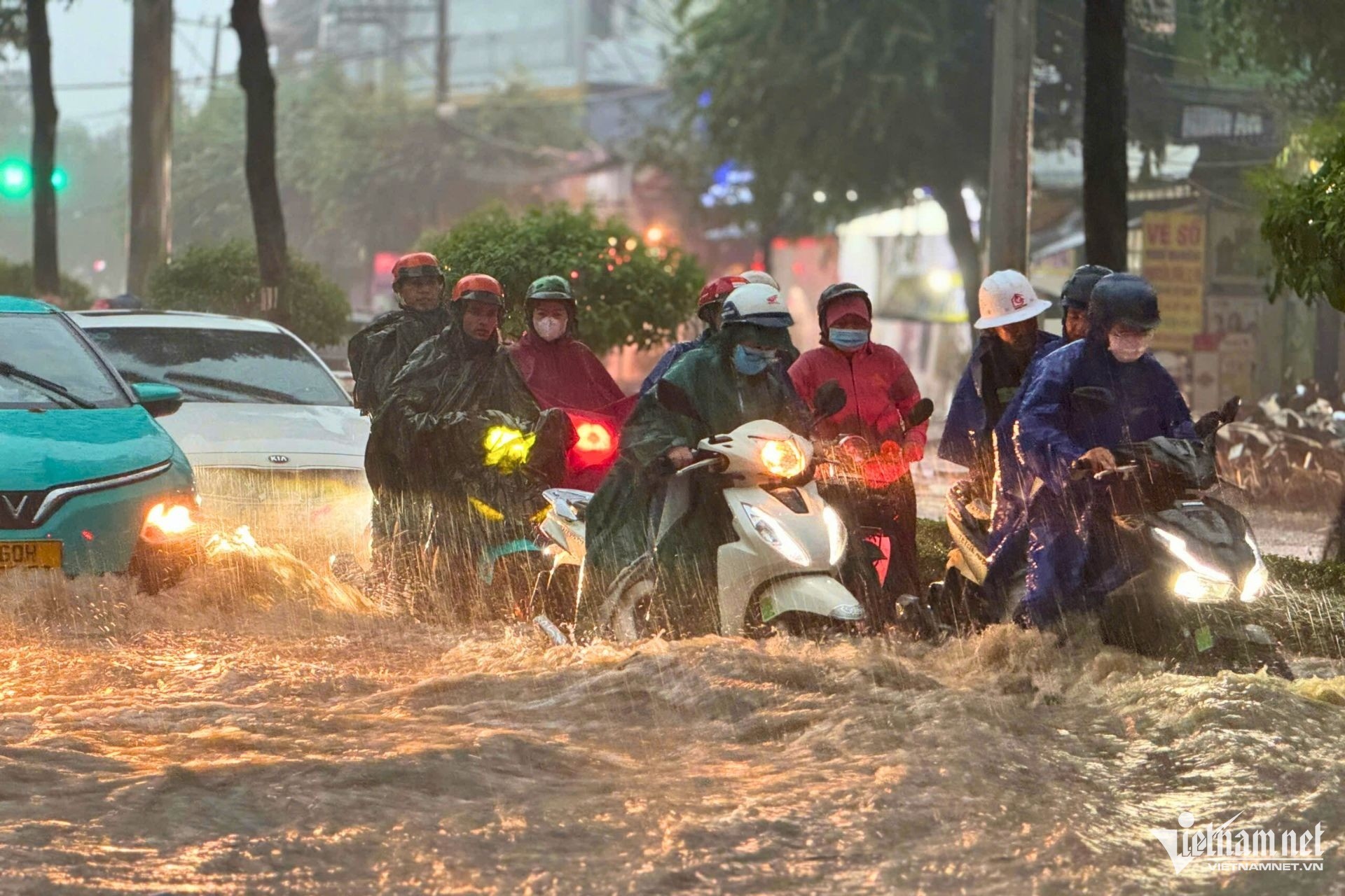 Mưa lớn trong 2 giờ, cô gái chạy xe máy ngã nhào khi qua 'rốn ngập' ở Đồng Nai ảnh 1