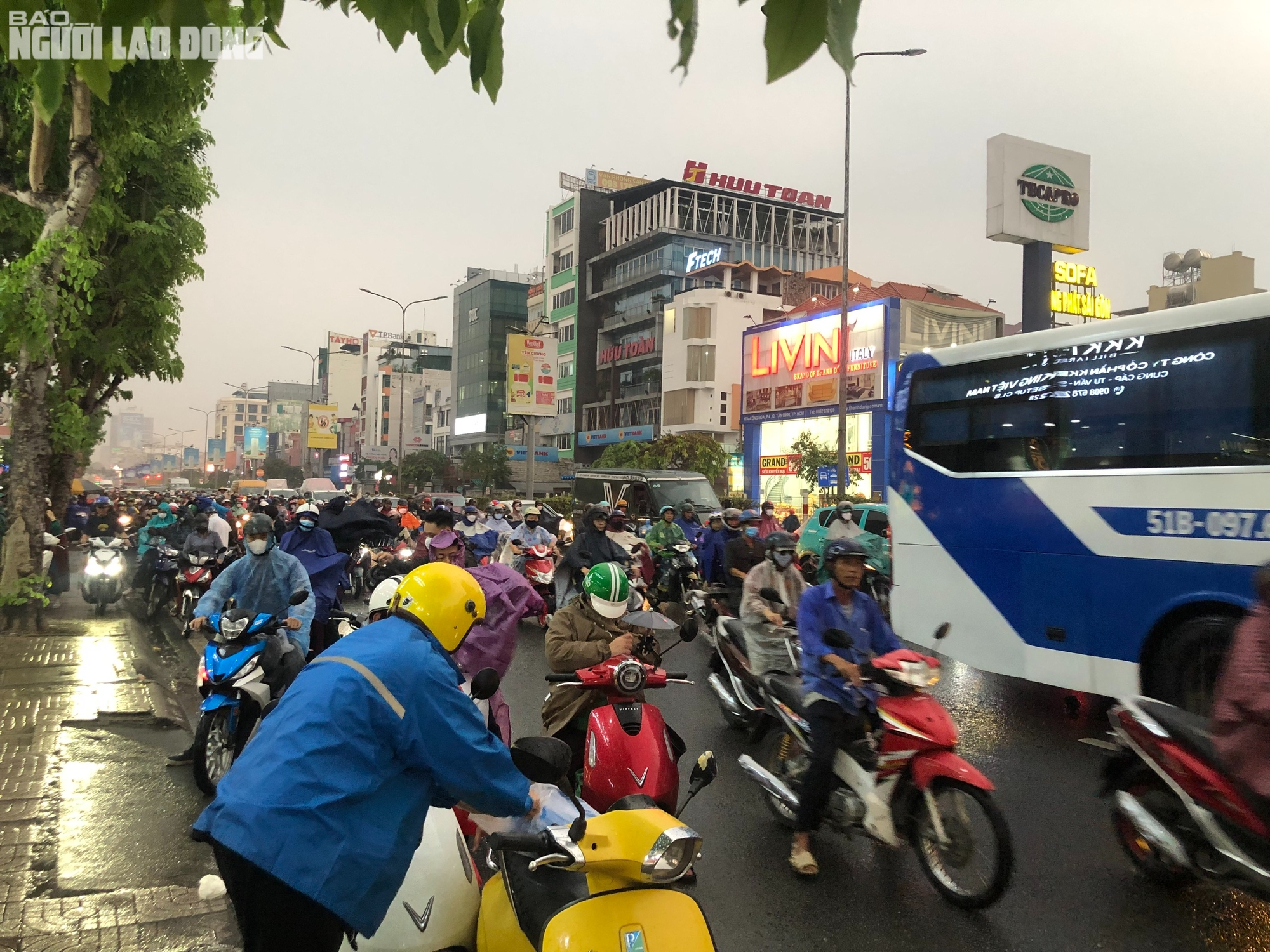 Mưa trái mùa vào giờ cao điểm, người dân TP HCM chật vật di chuyển- Ảnh 1.