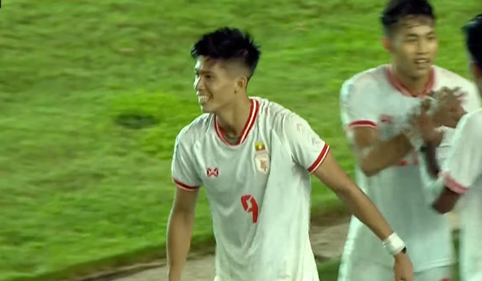 AFF Cup: Myanmar và Lào rượt đuổi tỷ số khó tin, bảng B cực kỳ kịch tính- Ảnh 1.