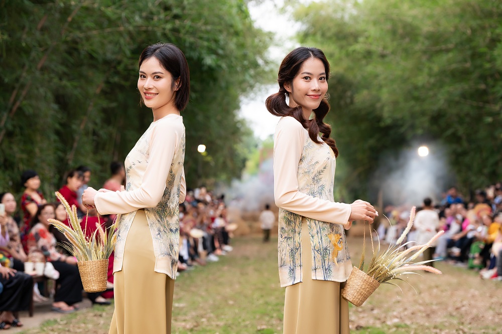 អ្នករចនា Thuan Viet បានអញ្ជើញ Viet Trinh និង Nam Em ណែនាំសម្រស់វប្បធម៌នៃតំបន់ទន្លេ - រូបថត ១. NTK Thuận Việt mời Việt Trinh, Nam Em giới thiệu nét đẹp văn hóa miền sông nước- Ảnh 1.