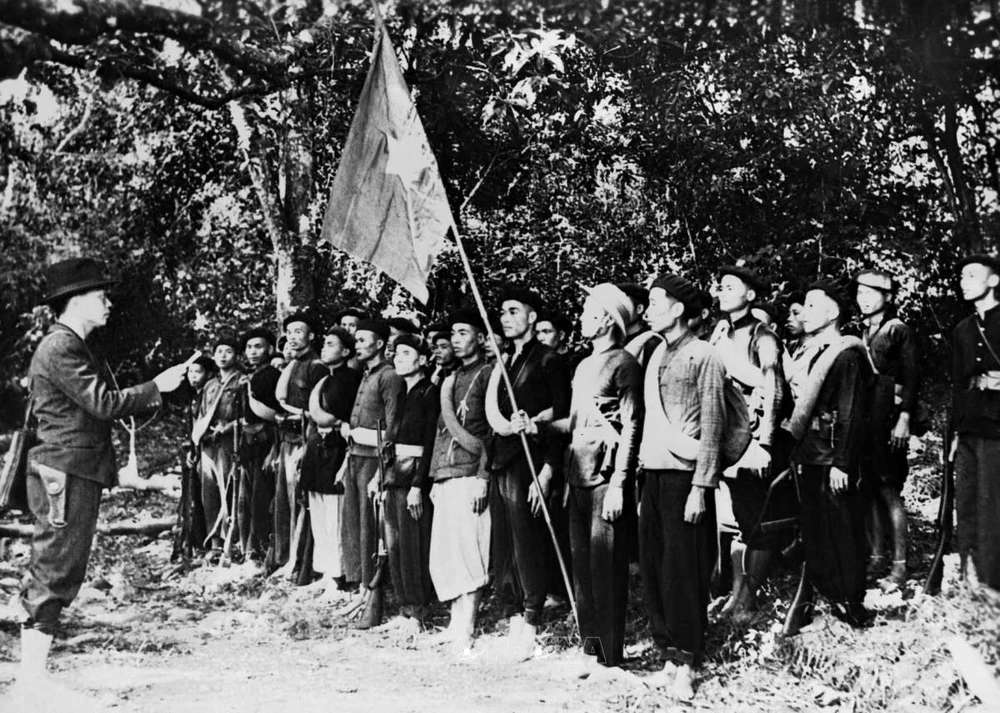 Lễ thành lập Đội Việt Nam Tuyên truyền Giải phóng quân, ngày 22/12/1944. (Ảnh: Tư liệu TTXVN)