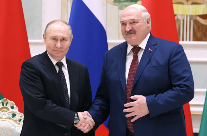 Tổng thống Nga Vladimir Putin và người đồng cấp Belarus Alexander Lukashenko tại hội nghị thượng đỉnh ở Minsk ngày 6/12. (Ảnh: Reuters)