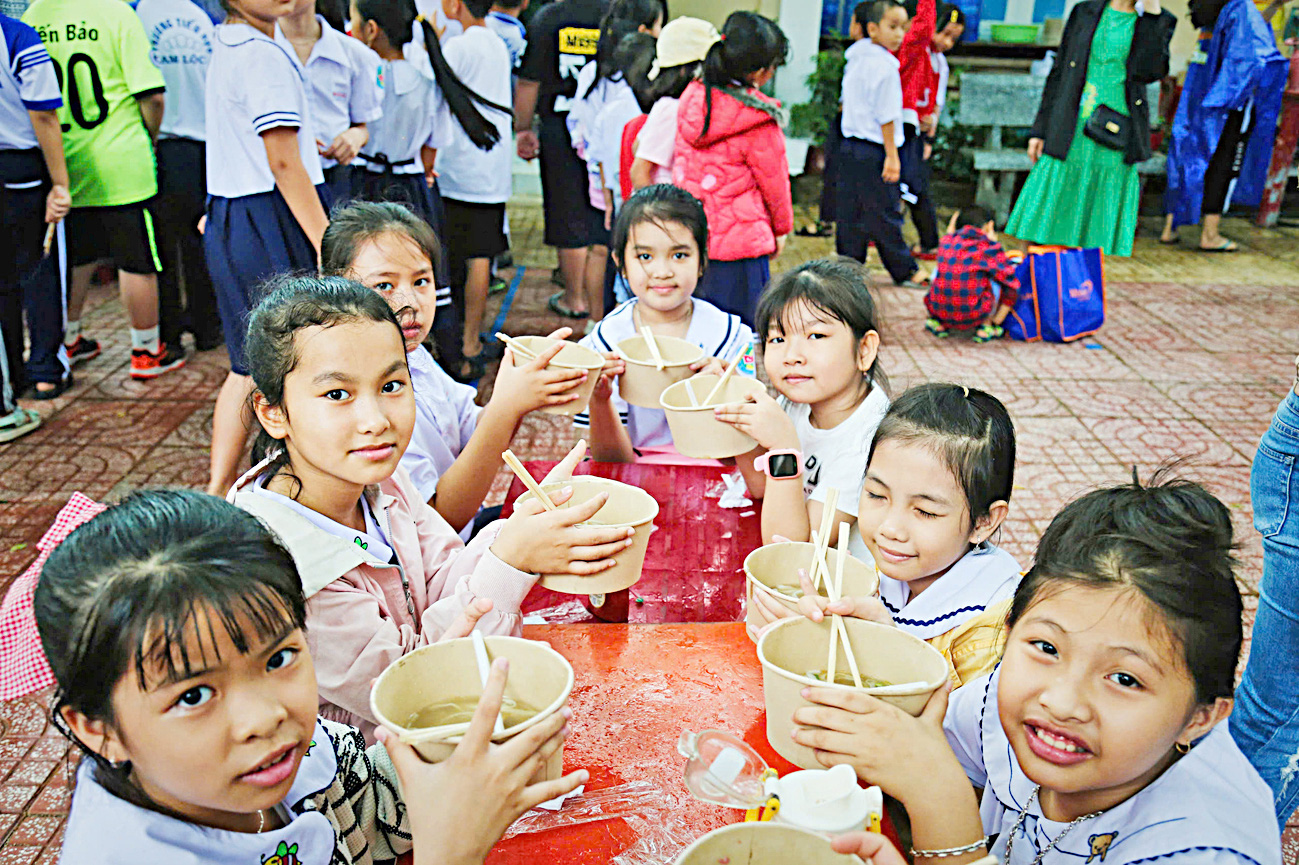 Ngày của phở mang 'Phở yêu thương' đến với Làng Nủ - Ảnh 1.