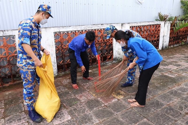 Cán bộ, đoàn viên thanh niên các đơn vị làm đẹp khu vực Bia tưởng niệm các anh hùng, liệt sĩ xã Hàng Vịnh.