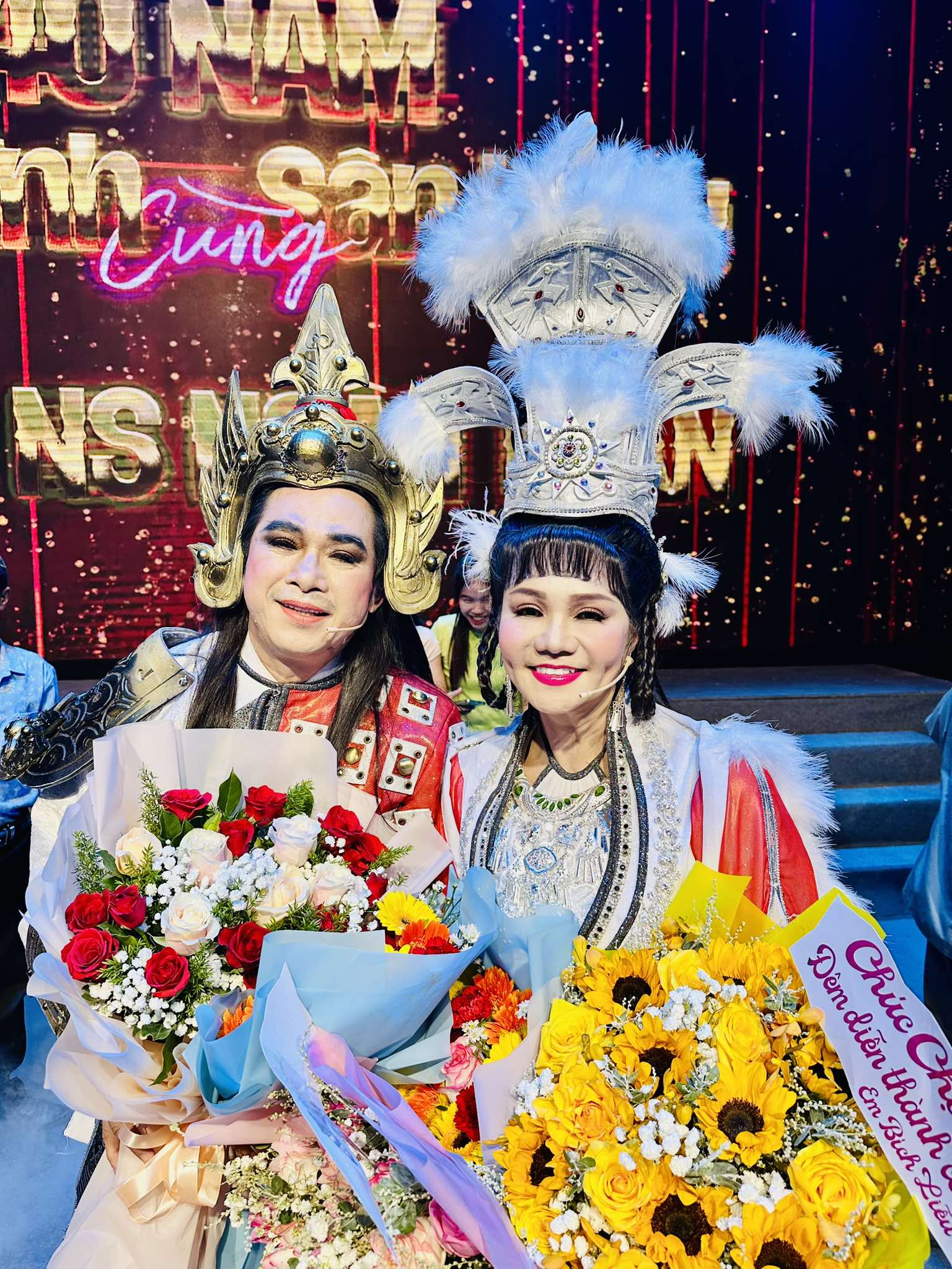 Nghệ sĩ Ngân Tuấn bật khóc nhớ Vũ Linh trong đêm live show 40 năm- Ảnh 1.