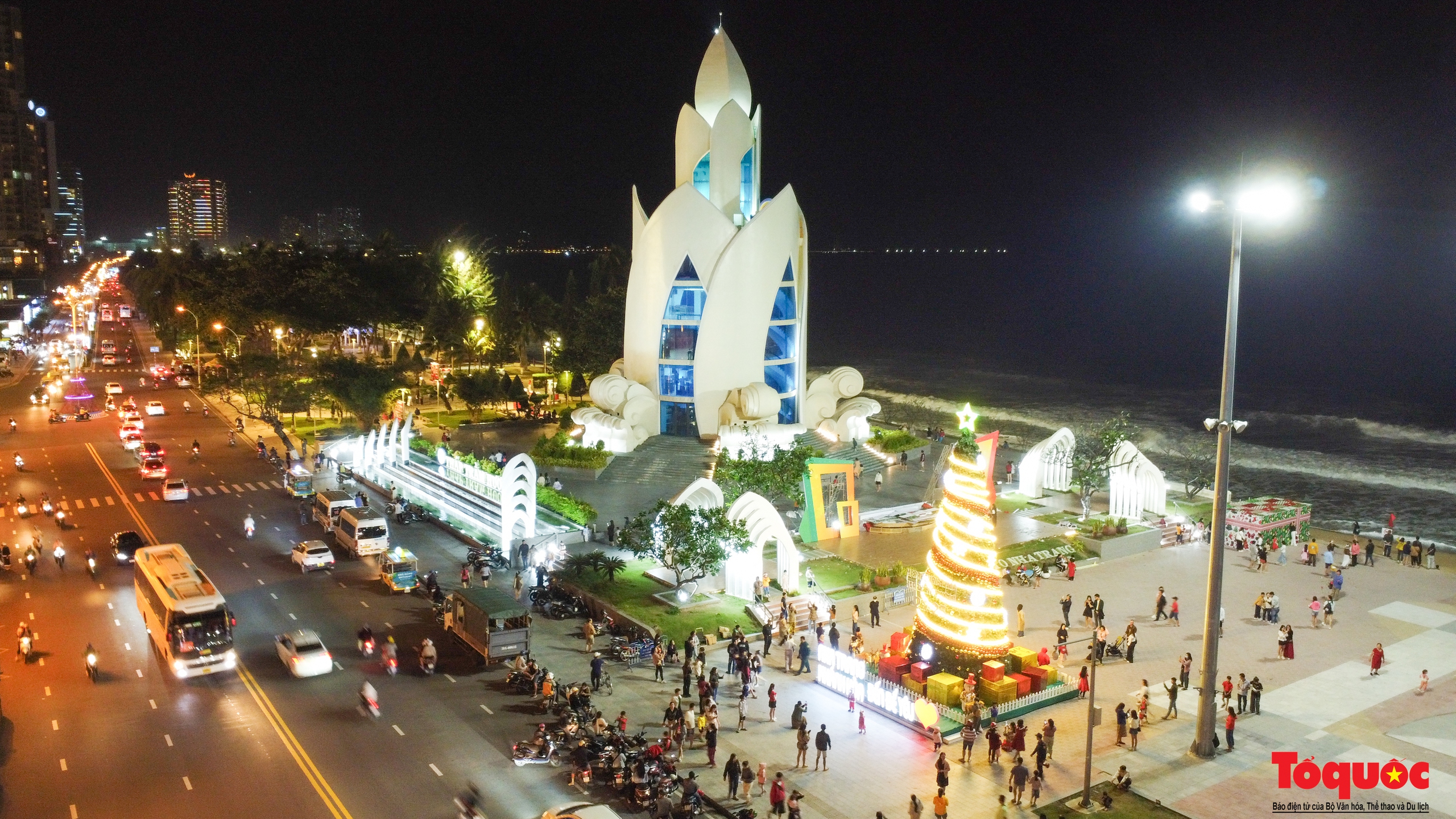 Người dân Nha Trang lên đồ 'check-in' trước thềm Giáng sinh - Ảnh 1.