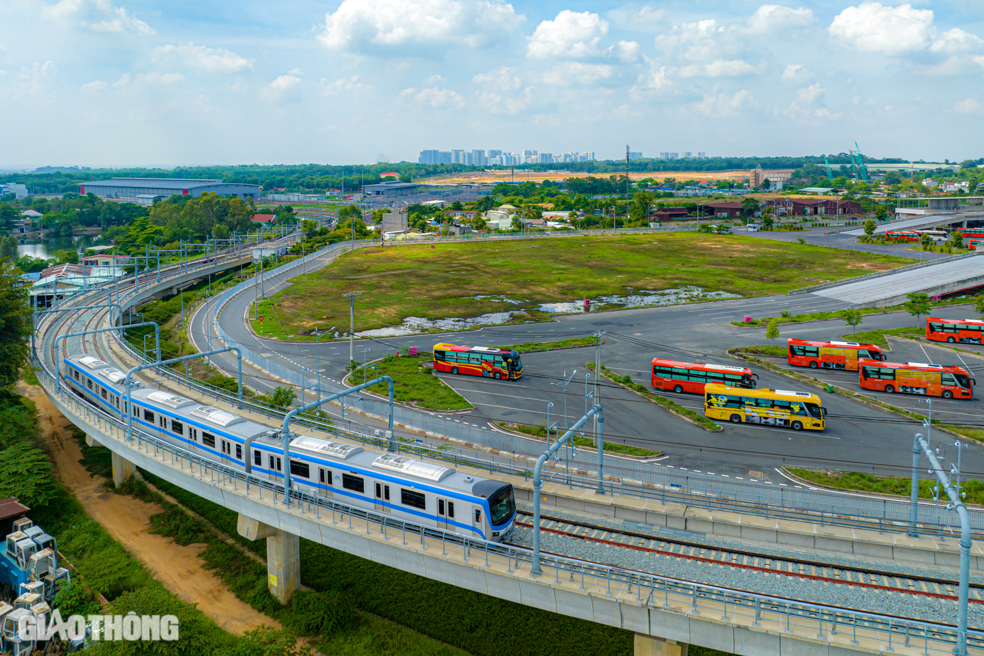 Người dân TPHCM hào hứng trải nghiệm metro trước ngày vận hành chính thức ảnh 19