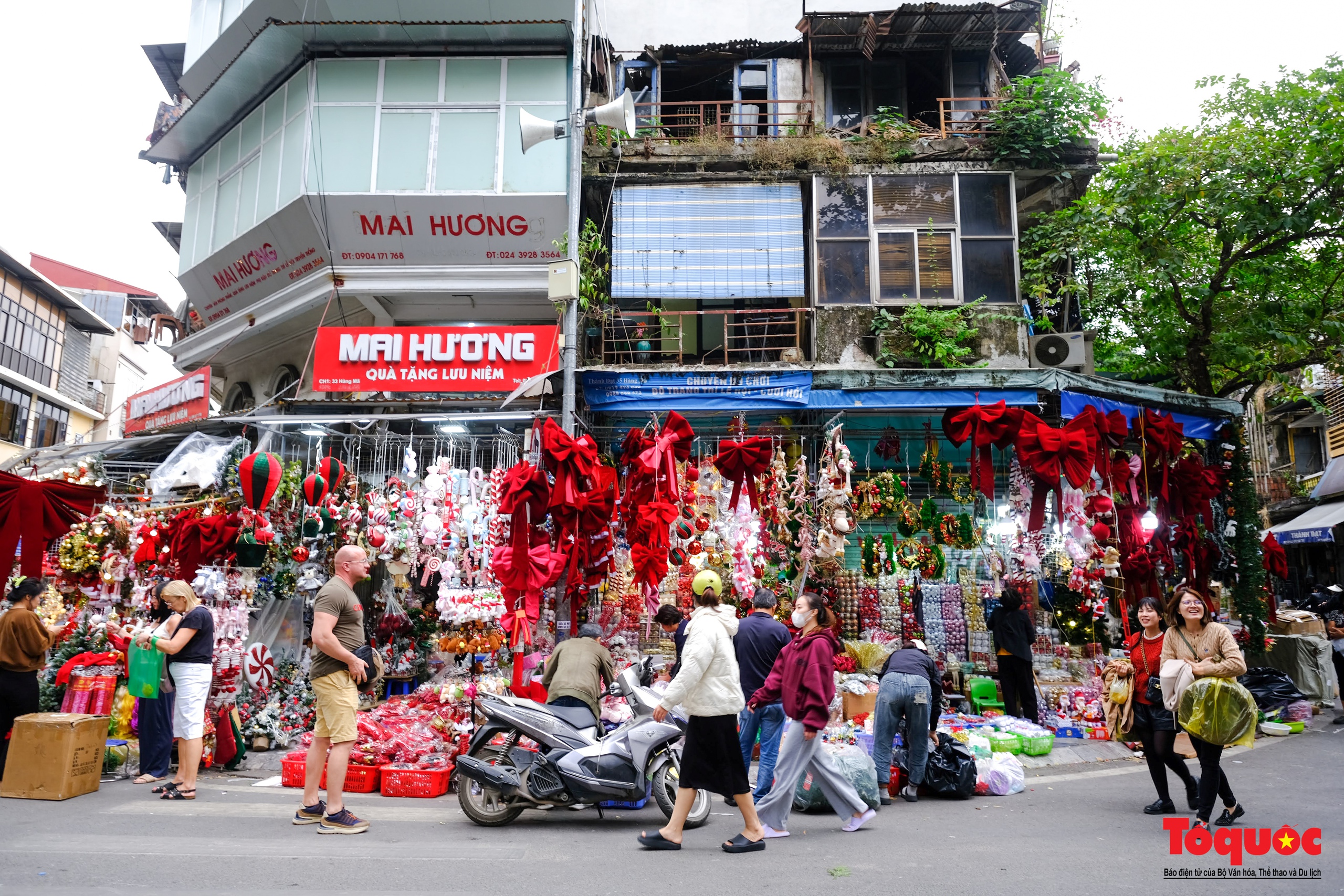 Người "nặn" ông già tuyết ở Hà Nội  - Ảnh 1.