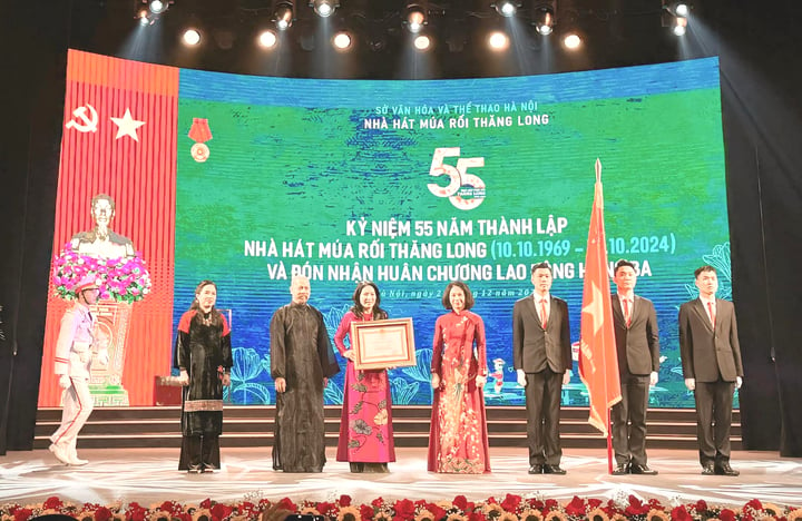 Nhà hát Múa rối Thăng Long nhận Huân chương Lao động hạng Ba vào ngày 25/12.