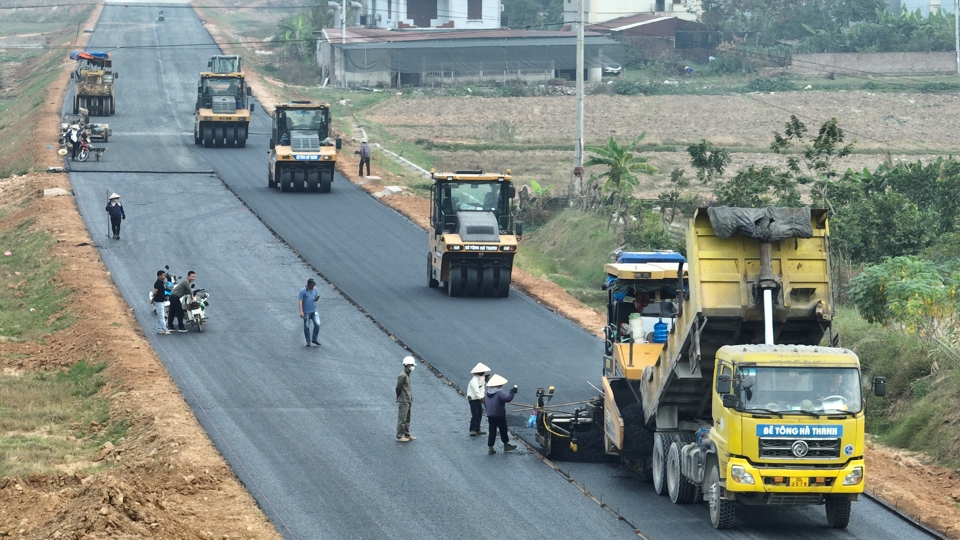 Áp dụng mô hình thông tin công trình (BIM) trong công trình hạ tầng kỹ thuật là cần thiết. Trong ảnh: thi công dự án đường giao thông trên địa bàn huyện Mê Linh, Hà Nội. Ảnh: Phạm Hùng