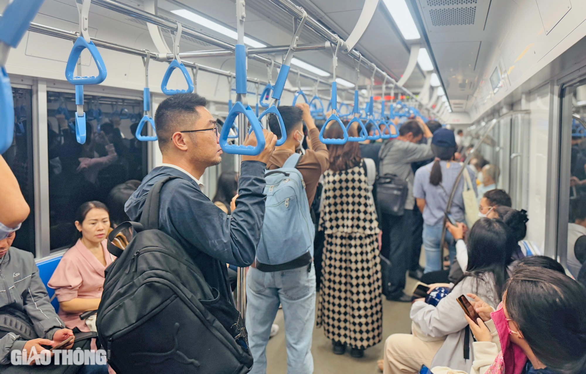 TP.HCM: Nhiều người bỏ xe cá nhân để đi metro- Ảnh 1.