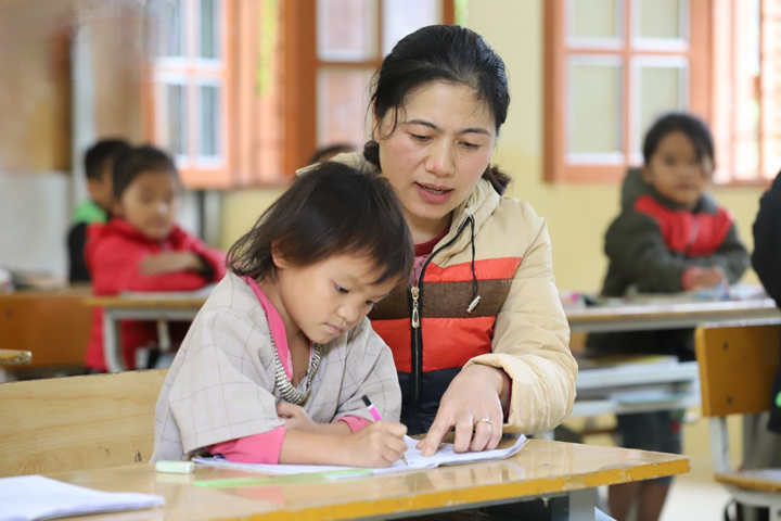 Với những giáo viên vùng cao, thưởng Tết là điều quá xa vời, hầu như không có trong suy nghĩ của các thầy cô. (Ảnh minh hoạ)