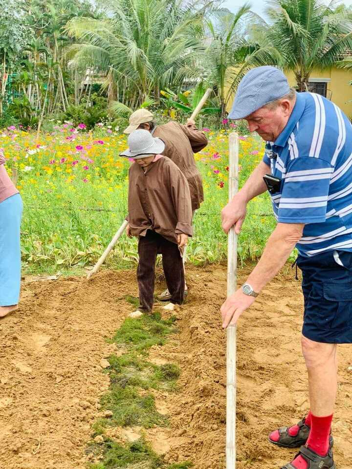 Tại Trà Quế, du khách có cơ hội trải nghiệm một ngày làm nông dân.