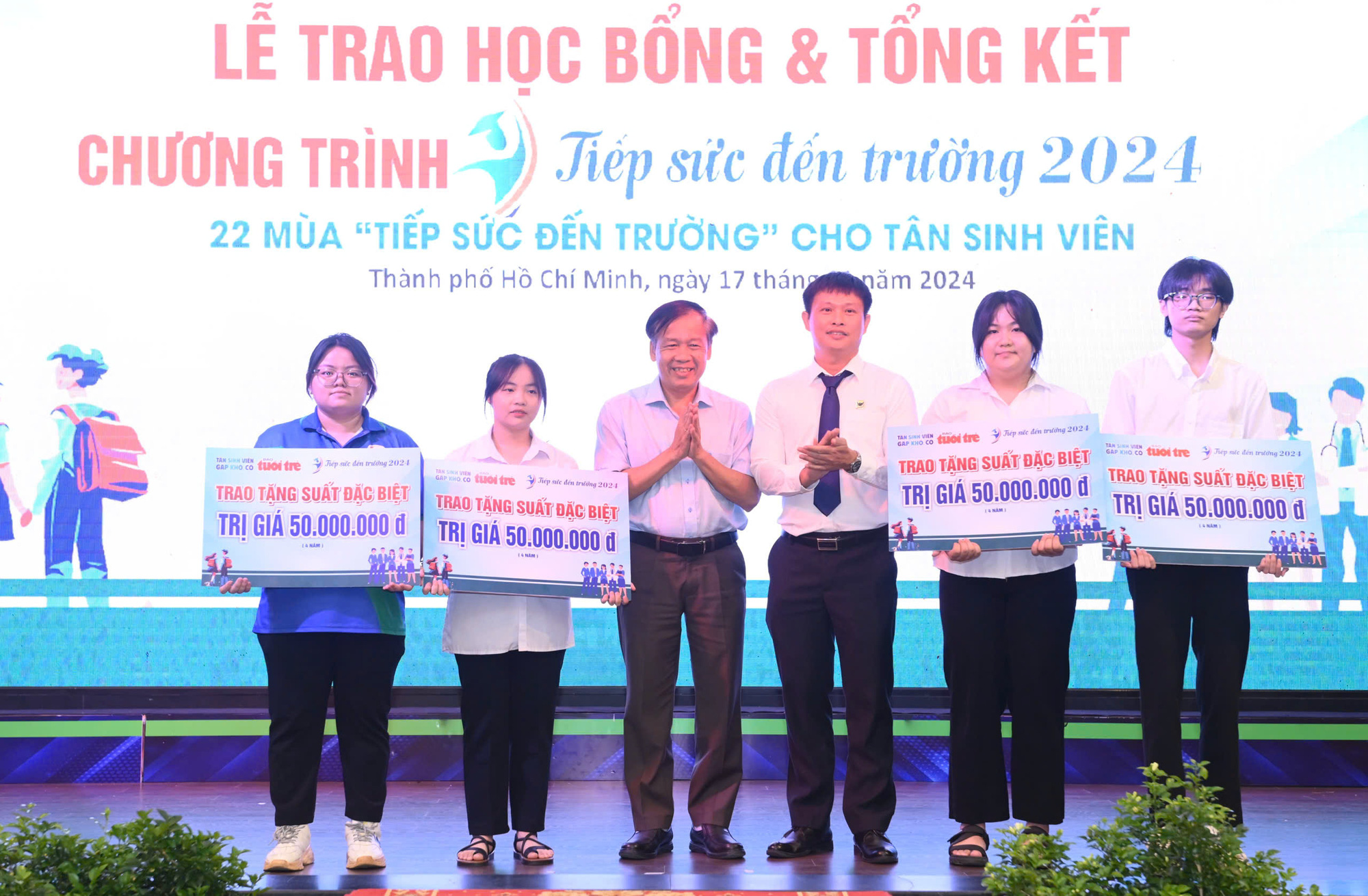 Nữ sinh viên ‘đôi mắt sáng’ của cha mẹ mù được ĐH Công nghiệp TP.HCM miễn học phí - Ảnh 1.