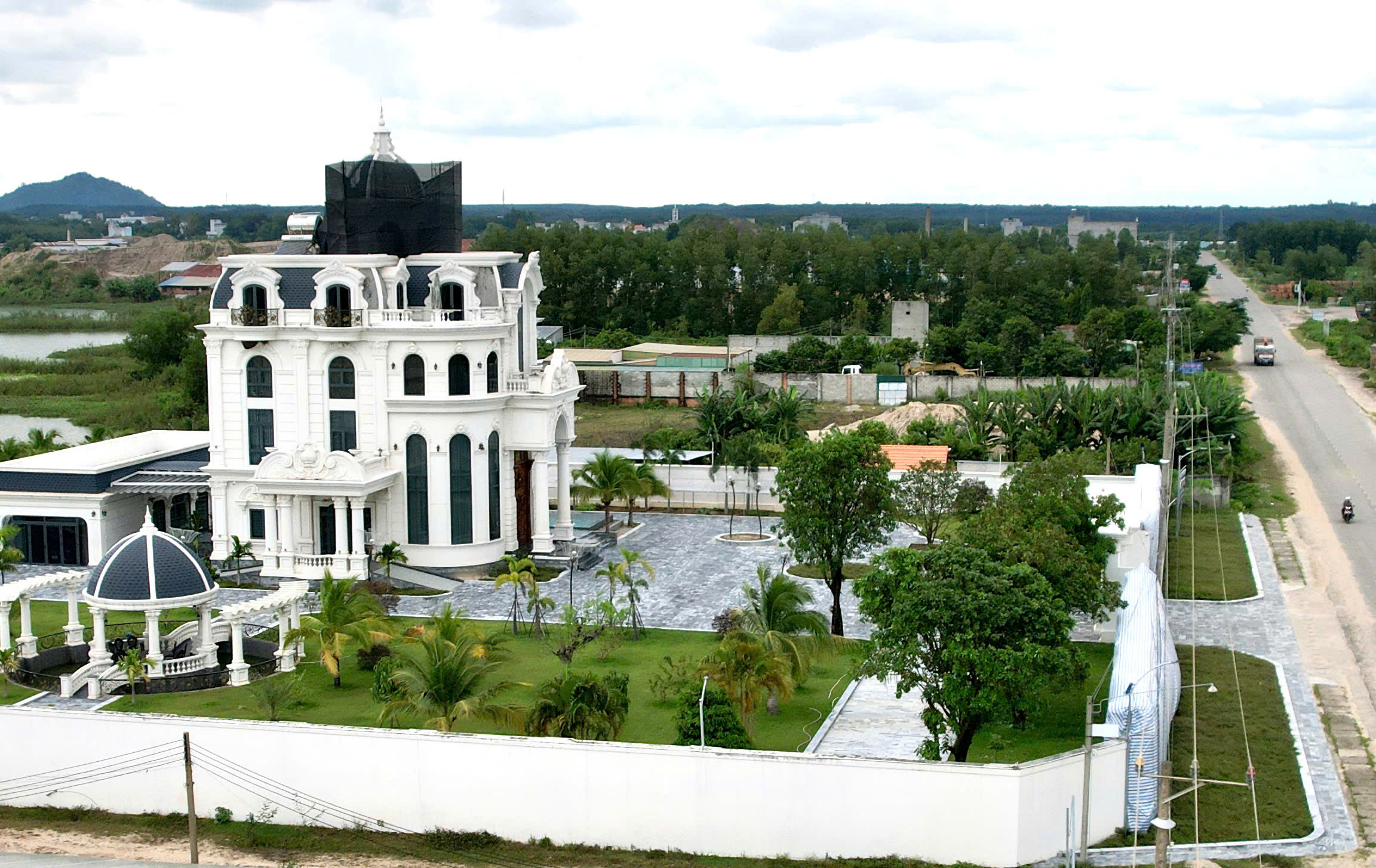 מקרה וילה בלתי חוקית בבינה תואן: יש להרוס לפני 15 בינואר 2025 - תמונה 1. Vụ biệt thự trái phép ở Bình Thuận: Phải tháo dỡ xong trước 15/1/2025- Ảnh 1.