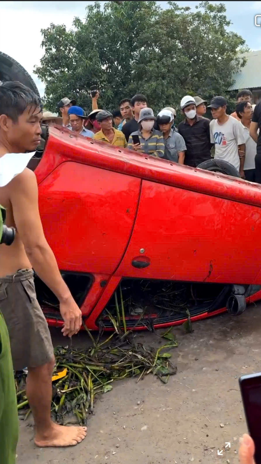 Phát hiện thi thể tài xế trong chiếc ô tô rơi xuống kênh- Ảnh 6.