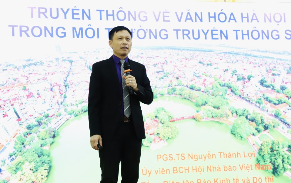 PGS.TS Nguyễn Thành Lợi, Ủy viên BCH Hội Nhà báo Việt Nam, Tổng Biên tập Báo Kinh tế & Đô thị trình bày tham luận tại Hội thảo.