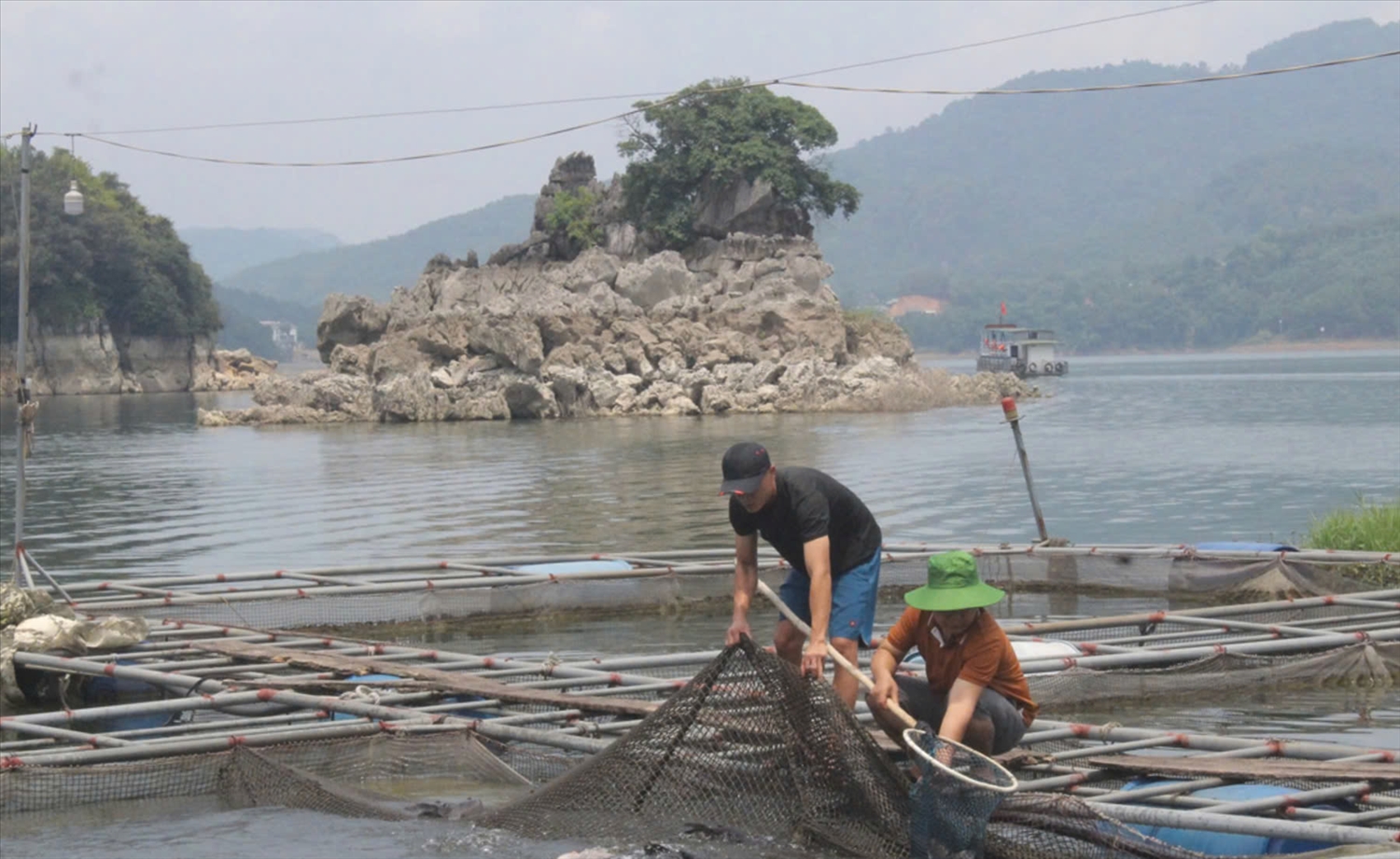 Người dân xã Suối Hoa (Tân Lạc) phát triển nuôi cá lồng trên hồ Hòa Bình