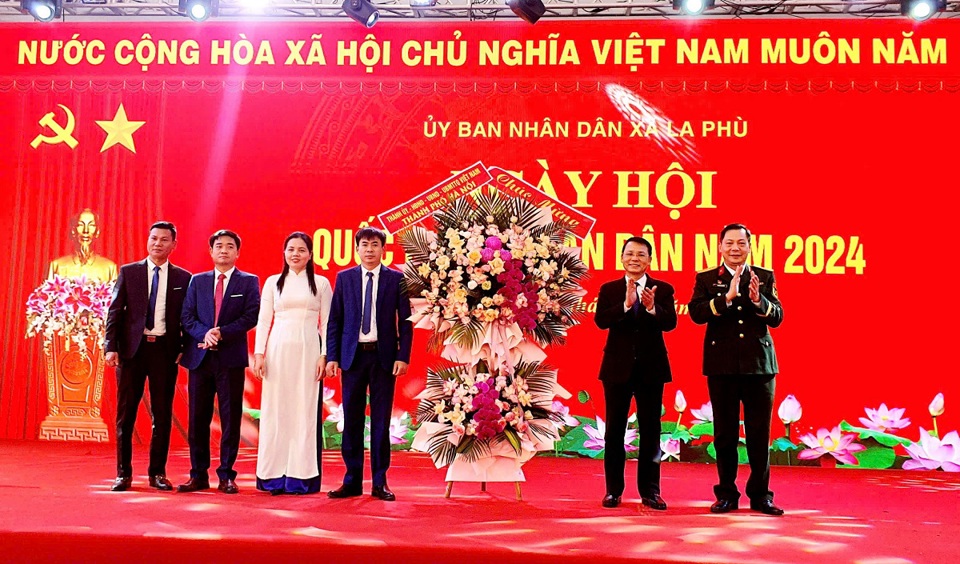 Phó Chủ tịch HĐND TP Phạm Quí Tiên chúc mừng xã La Phù nhân Ngày hội Quốc phòng toàn dân năm 2024.