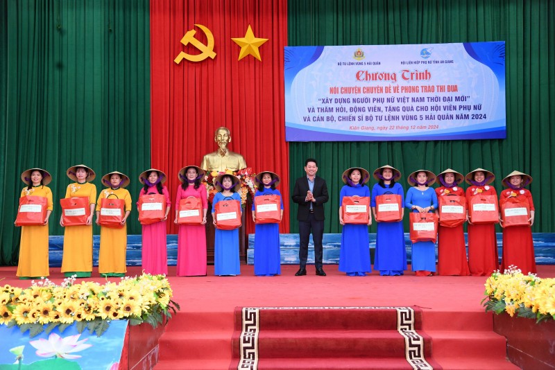 Đoàn công tác Hội LHPN tỉnh An Giang tặng quà cán bộ, chiến sĩ, hội viên phụ nữ Bộ Tư lệnh Vùng 5 Hải quân.