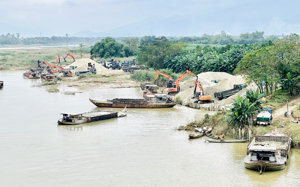  Thời gian qua, công tác đấu giá và khai thác mỏ cát trên địa tỉnh Quảng Nam đang có nhiều bất cập. Chính quyền địa phương đã nhiều lần đôn đốc, kiểm tra nhưng dường như vẫn chưa cải thiện.