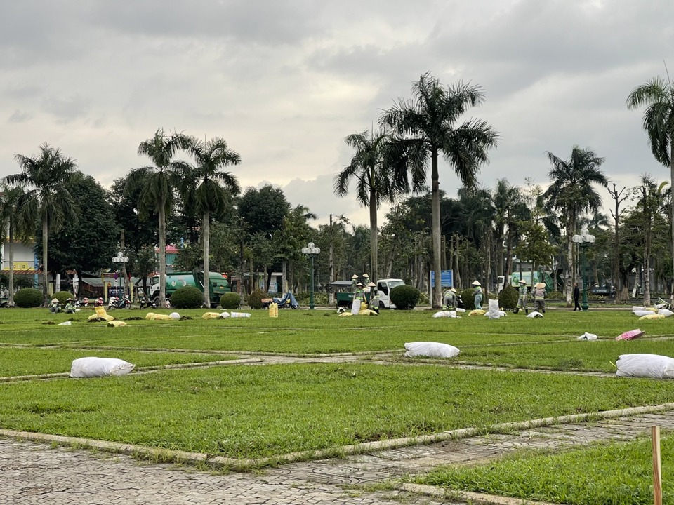 Nhân công và phương tiện tập trung triển khai thi công tại khu vực quảng trường Phạm Văn Đồng.