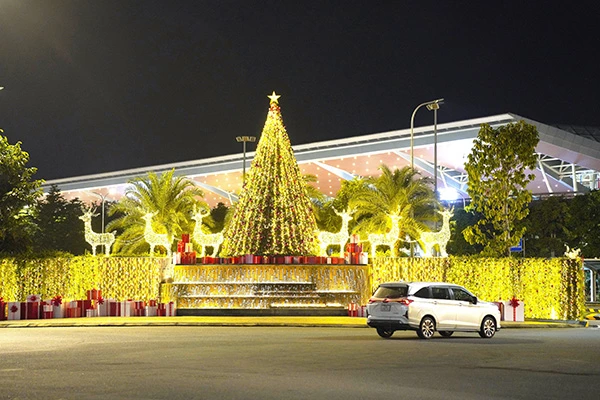 Sân bay quốc tế Đà Nẵng trang hoàng lộng lẫy, sẵn sàng đón khách dịp lễ, Tết cuối năm 2024 và chào năm mới 2025.