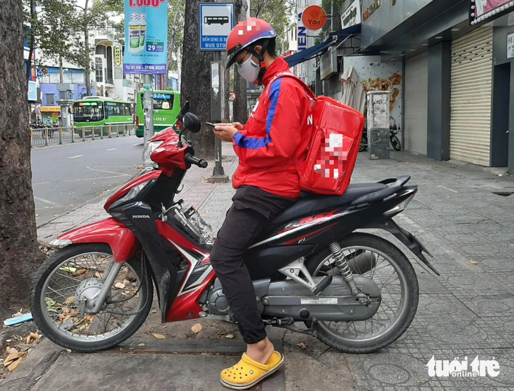 Shipper tự làm tròn tiền, dân mạng cãi 'cho thêm là lòng tốt, không phải nghĩa vụ' - Ảnh 1.