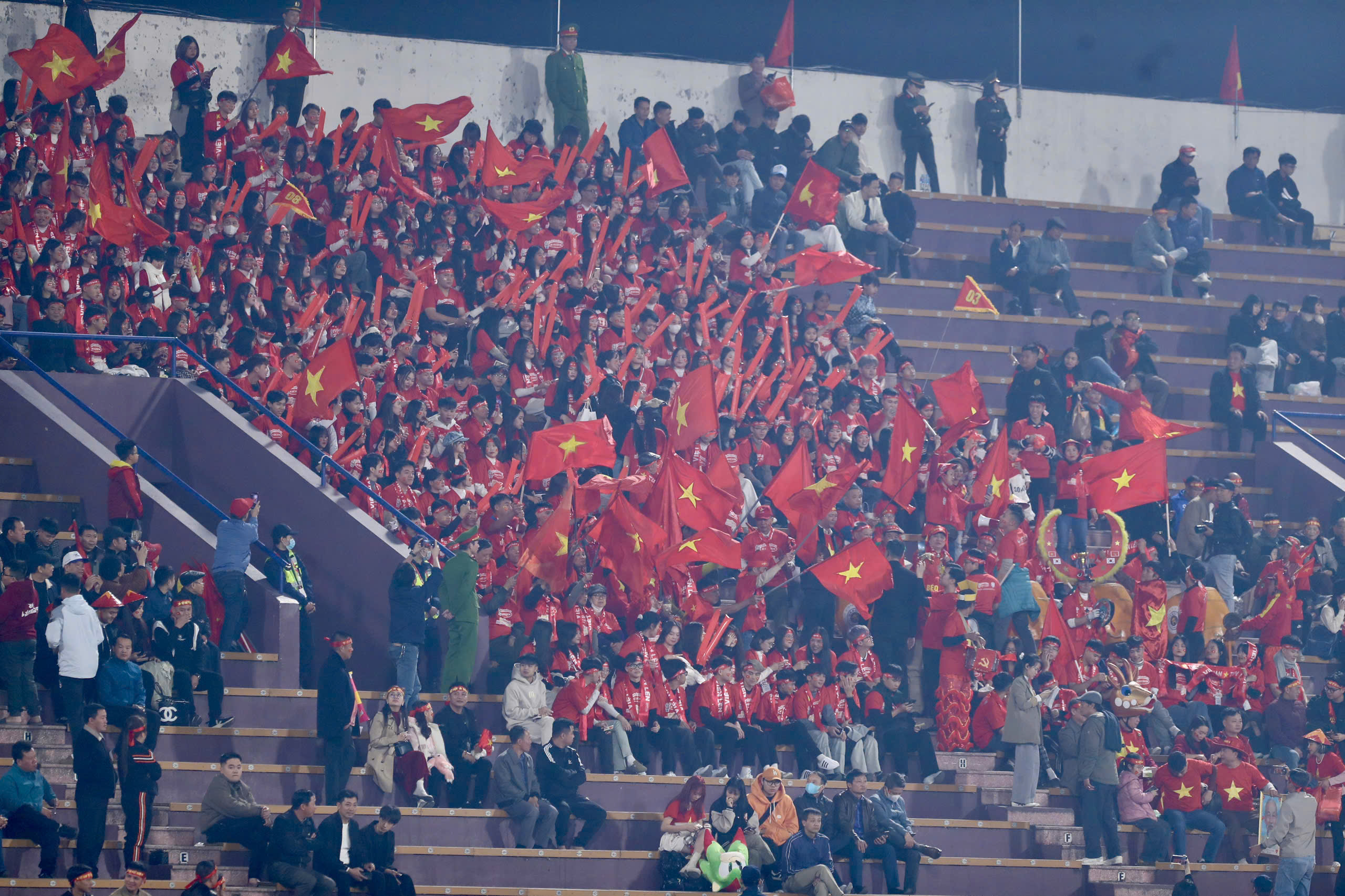 Vé chợ đen AFF Cup tăng chóng mặt: Singapore khuyến cáo nóng với CĐV Việt Nam- Ảnh 1.