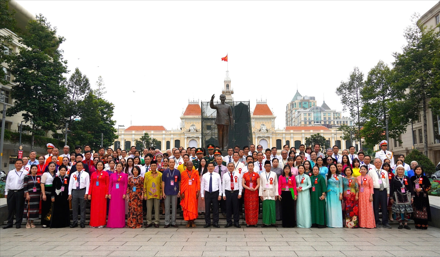 Từ sự quan tâm của Thành phố, khối đại đoàn kết toàn dân tộc ngày càng được tăng cường. (Trong ảnh: Đoàn đại biểu về tham dự Đại hội đại biểu các DTTS Thành phố Hồ Chí Minh, lần thứ IV năm 2024, diễn ra sáng 5/11, dâng hoa và chụp ảnh lưu niệm tại công viên Tượng đài Chủ tịch Hồ Chí Minh).