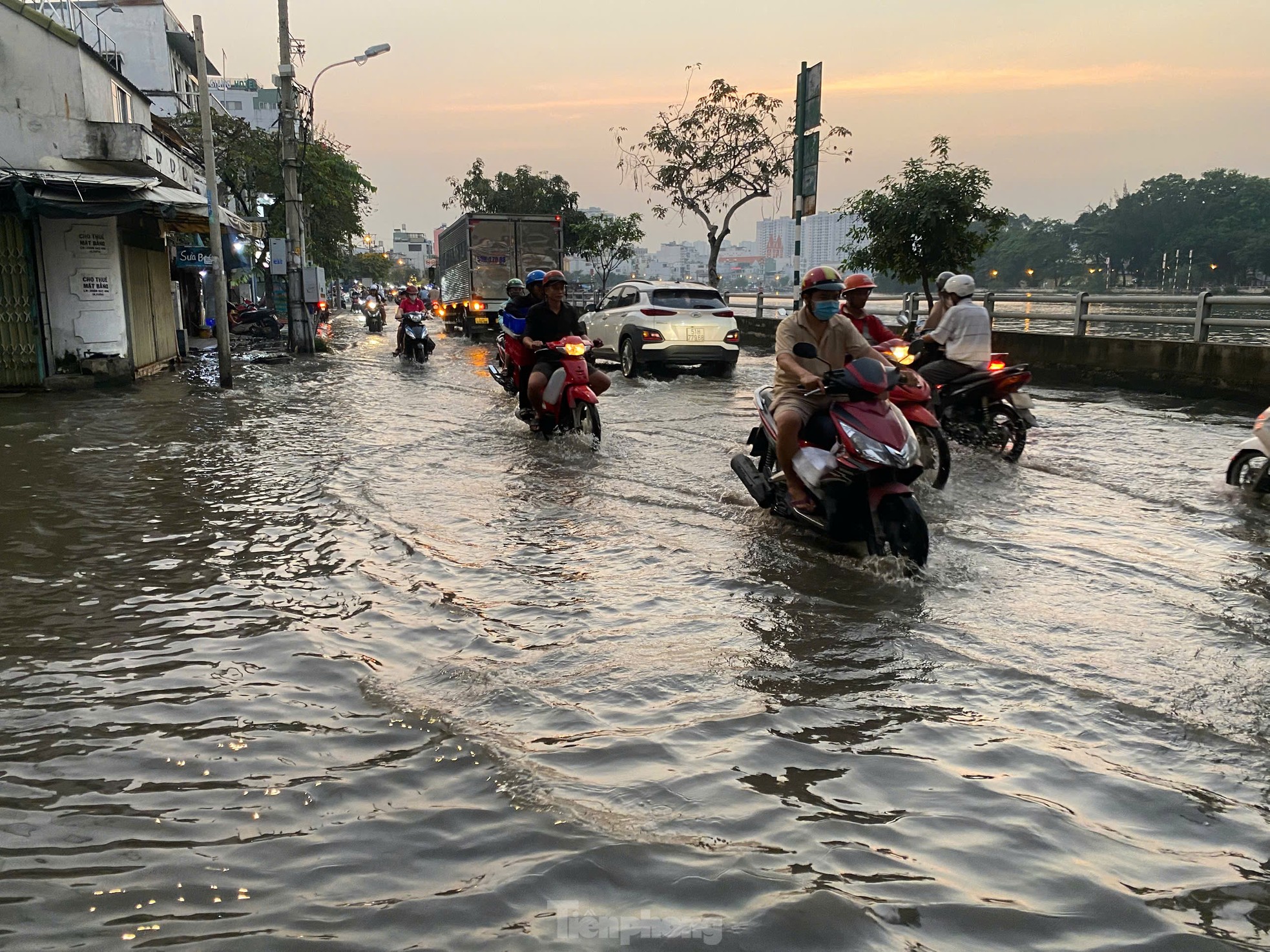 TPHCM lại mênh mông nước do triều cường dâng cao ảnh 1