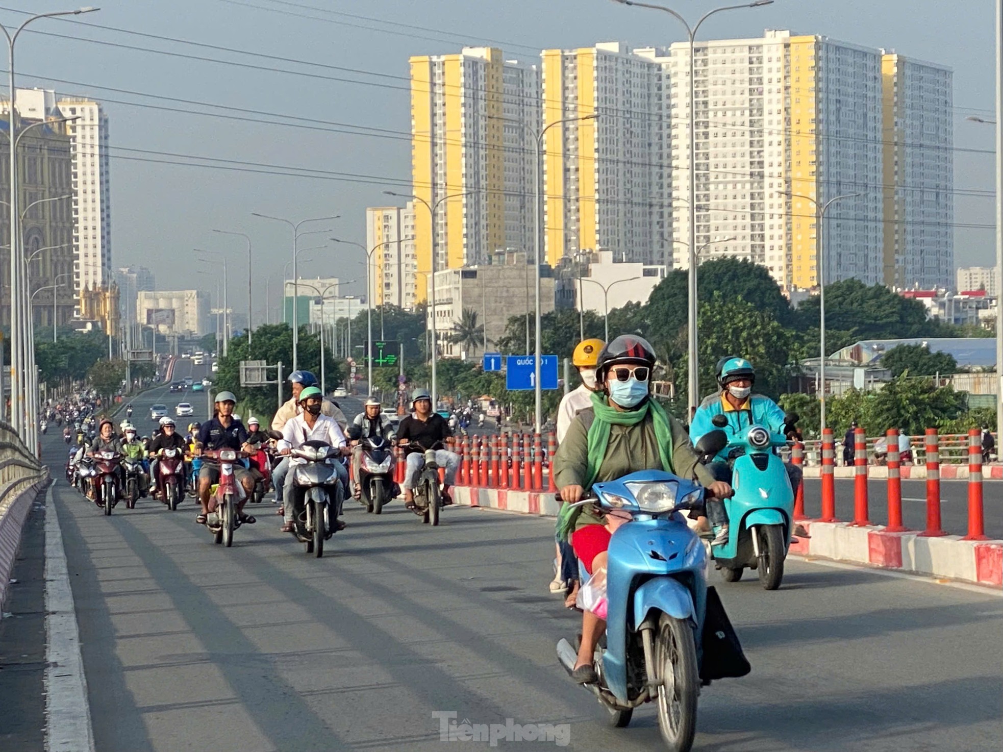 TPHCM se lạnh như Đà Lạt, người dân choàng khăn, mặc áo ấm ra đường ảnh 1