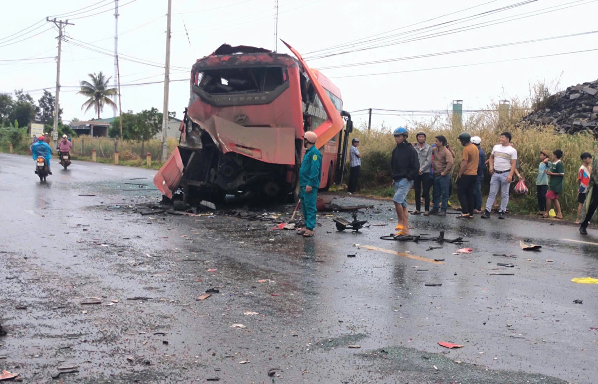 Hai xe khách tông nhau kinh hoàng: Tài xế nhà xe Quang Dũng vượt xe tải và tai nạn xảy ra - Ảnh 1.