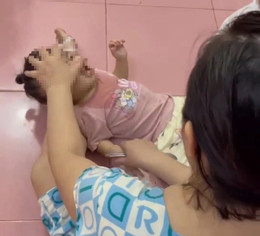 Detaining a woman suspected of child abuse at home, causing a stir in Vung Tau.jpg